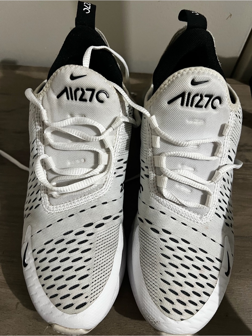 Nike women’s Airmax 270 White Athletic Shoes size 7